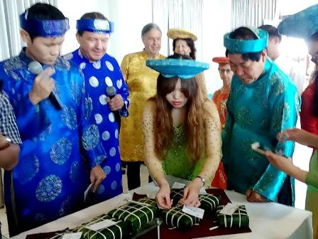 В первые дни Нового года - Тэта проходят оживленные праздничные мероприятия